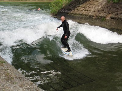 Wellenreiten auf der Isar