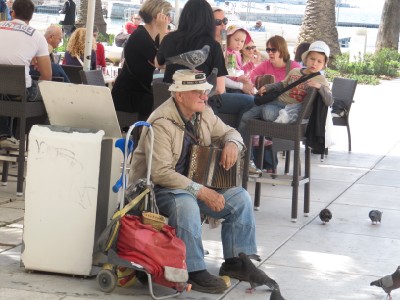 Der Musiker mit der Taube auf dem Hut ;-)