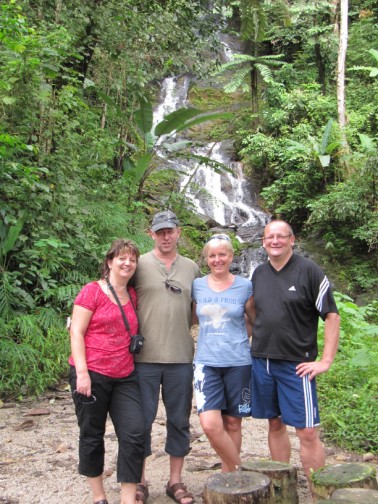 Petra, Raik, Birgit und ich vor dem Wasserfall